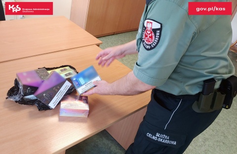 Dodatki do przesyłek niedaleko Bydgoszczy. Służby znalazły e-papierosy i tytoń w sortowni [zdjęcia]