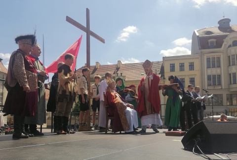 Bydgoszcz. Inscenizacja koronacji pierwszego króla Polski oraz Marsz Życia i Rodziny [WIDEO]
