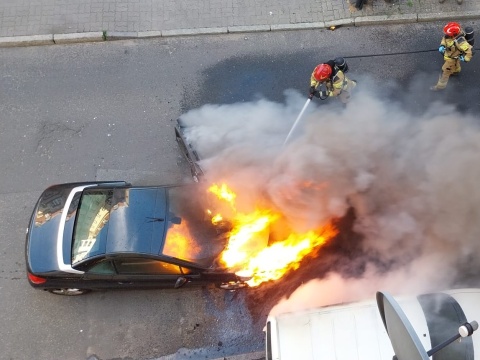 Pożar samochodu osobowego na bydgoskim Okolu. Drugie auto uszkodzone [zdjęcia]