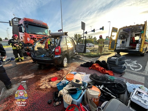 Ciężarówka i osobówka zderzyły się w Toruniu. Jedna osoba trafiła do szpitala