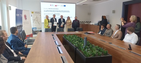 25 elektryków i 15 hybryd na drogach regionu. Umowa na nowe autobusy podpisana