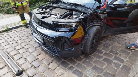 Wyglądało groźnie, skończyło się dobrze. Zderzenie tramwaju z autem w Grudziądzu [zdjęcia]