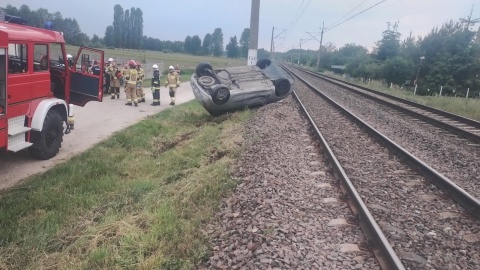 Nietrzeźwa 39-latka wjechała w nasyp kolejowy koło Nakła. Przewoziła w aucie dwójkę dzieci