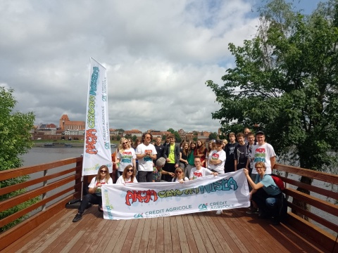 Sprzątnięcie puszki jest początkiem troski o środowisko. Akcja Czysta Wisła w Toruniu [zdjęcia, wideo]