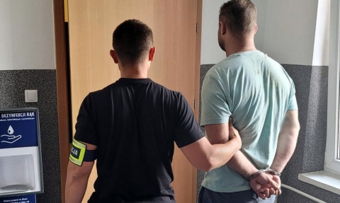 Upił się, wsiadł do samochodu i zaczął nocną demolkę. Spowodował siedem kolizji