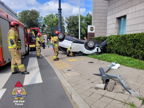 Dachowanie na ul. Szumana w Toruniu. Jedna osoba trafiła do szpitala