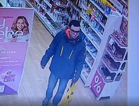 Może go rozpoznajesz? Jest poszukiwany w związku z kradzieżą w Bydgoszczy