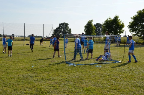 Gry i zabawy dla dzieci, sztafeta sołectw oraz inne atrakcje  w Łobdowie odbył się piknik sportowy