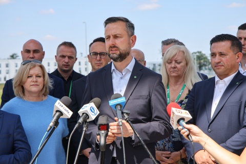 Śmigłowce AH-64D Apache dotrą we wtorek do Inowrocławia. Odbierze je wicepremier
