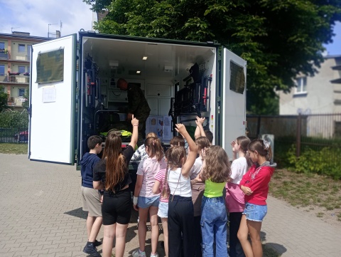 Terytorialsi uczyli, jak pomóc rannemu. Edukacja z wojskiem w Bydgoszczy