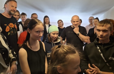 Fundacja Makowo wyremontowała pokoje czwórce rodzeństwa. Znany raper na otwarciu [zdjęcia]