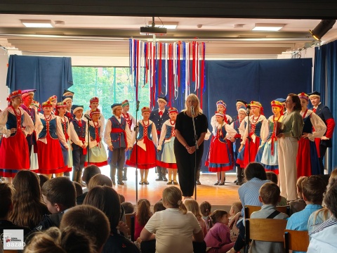 Piękno folkloru kujawskiego prezentowali dzieciom i młodzieży. Ziemia Bydgoska dla szkół