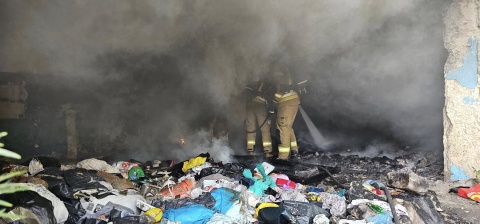 Sterty szmat, plastik, papier i kłęby dymu. W Grudziądzu spłonął pustostan [zdjęcia]