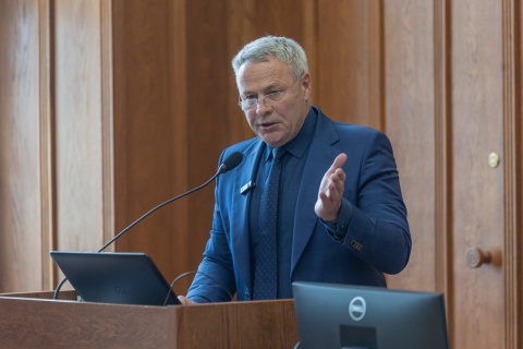 Statystyka podzieliła Bydgoszcz i Toruń. Prezydent Rafał Bruski na obradach sejmiku