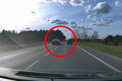 Pirat drogowy nagrany kamerą samochodową w Złejwsi Wielkiej [wideo]