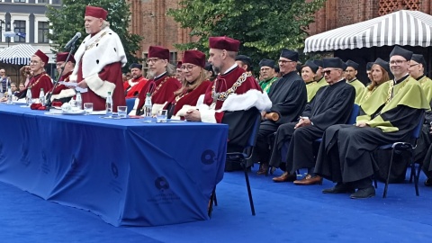 Rzadki widok w Toruniu Obrady Senatu Uniwersytetu Mikołaja Kopernika... pod gołym niebem