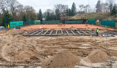 Hala sportowa otwierana na pilota Takie rzeczy tylko w Świeciu Do tego strzelnica i kort tenisowy