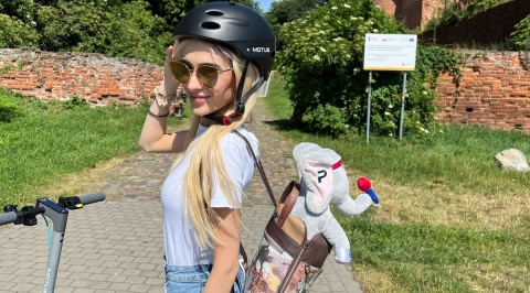 Hulajnoga elektryczna i kask do wygrania w PR PiK Zgadnij, gdzie bezpiecznie dojechała Iza
