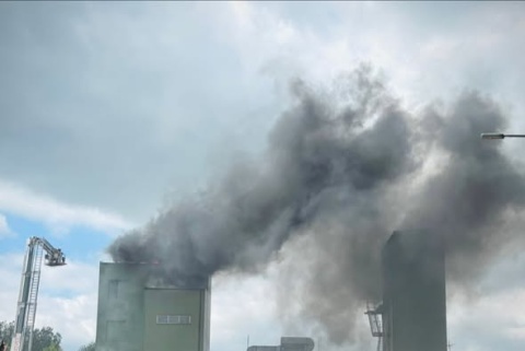 Paliła się hala produkcyjna w Grudziądzu, gdzie wytwarzany jest pellet. Ogień już opanowany