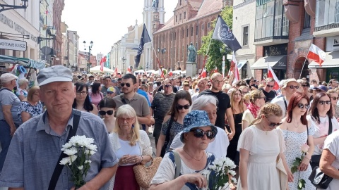 Mieszkańcy Torunia poruszeni zbrodnią Marsz Milczenia po zabójstwie Klaudii [wideo, zdjęcia]