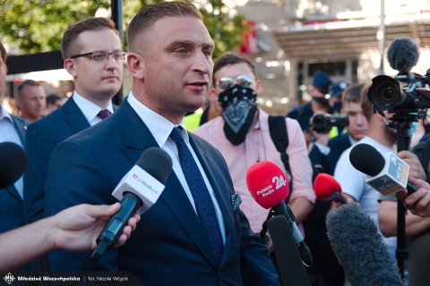 Prezydent Duda częściowo ułaskawił Roberta Bąkiewicza. Nawiązka dla Babci Kasi utrzymana