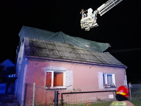 Nocny pożar domu w Tucznie. Gmina przyznała rodzinie lokal zastępczy [zdjęcia]