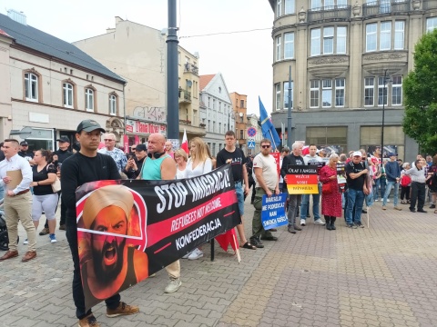 Manifestacje przeciwko nielegalnej imigracji i nienawiści. Pikiety w Grudziądzu i Toruniu [zdjęcia]