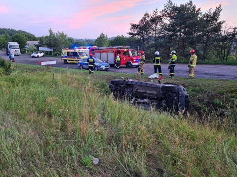 Wypadek na DK 10 w Przyłubiu. Trzy osoby zostały poszkodowane w zderzeniu auta osobowego z ciężarówką