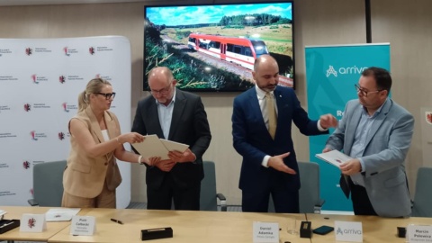 Reaktywacja połączeń kolejowych w regionie Samorząd województwa podpisał umowę z Arrivą