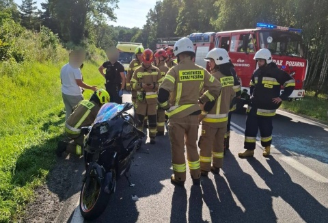 Nie zachował bezpiecznej odległości. Zderzenie motocykla z osobówką w Wielkiej Łące