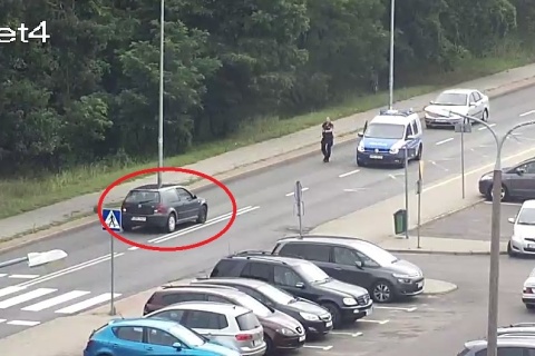 Grudziądz. Pijany 35-latek ukradł samochód i potrącił policjantkę [wideo]