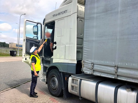 Policja patrzy uważnie na kierowców ciężarówek. Im nie wolno się wyprzedzać [wideo]