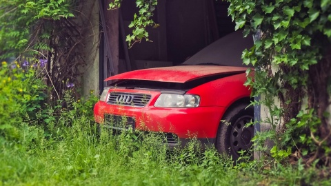 Wraki aut zalegają w Grudziądzu Lewica ma pomysł na zwiększenie liczby miejsc parkingowych