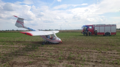 Awaryjne lądowanie i dachowanie awionetki koło Mogilna. Za sterami 79-letni pilot [zdjęcia]