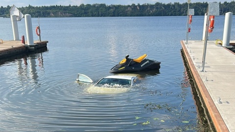 Wodowali skuter, a do wody wpadł... samochód. Strażacy wyciągali auto z Wisły [zdjęcia]