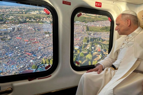 Leon XIV słowami Jana Pawła II apeluje o bardziej ludzkie społeczeństwa. Słucha go ponad milion osób