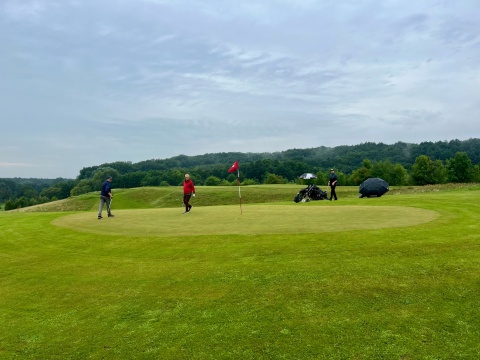 Deszcz i skwar im niestraszny Zakończyły się rozgrywki o tytuł golfowego mistrza Bydgoszczy