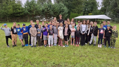 Szkoła przetrwania uczy budowania szałasu i zawierania przyjaźni Półkolonie nad jeziorem Deczno