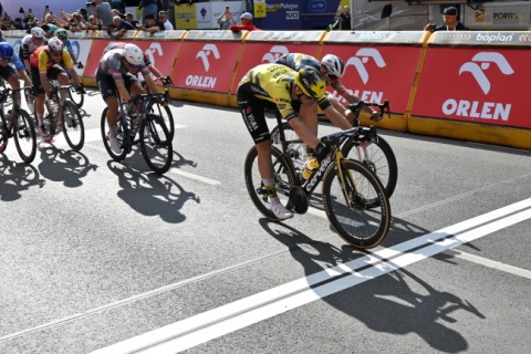 Tour de Pologne 2025: Kooij rozpoczął z przytupem. Holender najlepszy w sprinterskim finiszu w Legnicy