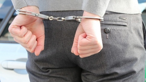 „Łowcy pedofilów” i policjanci zatrzymali 45-latka we Włocławku. Chciał umówić się z 13-latkami