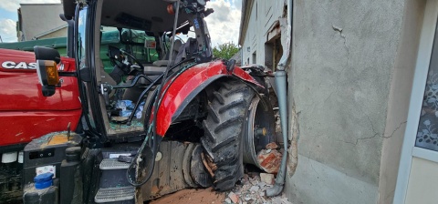 Budynek zdewastowany Po kolizji pod Grudziądzem ciągnik wbił się w dom [zdjęcia]