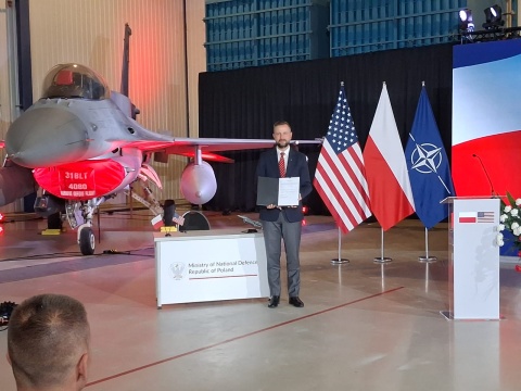 Szef MON: umowa na modernizację F-16 to wielki kontrakt dla WZL nr 2 w Bydgoszczy [zdjęcia]