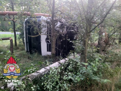 Samochód osobowy zderzył się z ciężarówką na krajowej dziesiątce. Zginęła jedna osoba [aktualizacja]