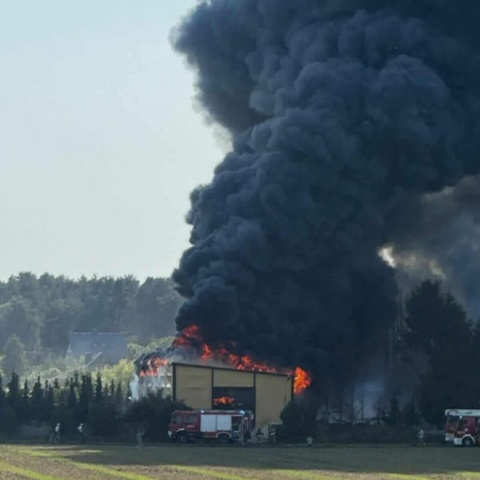 Pożar hali w Siarzewie opanowany Ucierpiała jedna osoba, budynek do rozbiórki