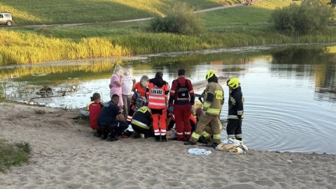O włos od tragedii w Czarżu 16-latek wskoczył do wody i doznał urazu kręgosłupa. Zabrał go śmigłowiec