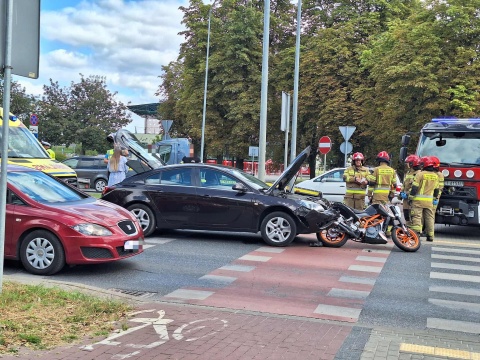 Zderzenie dwóch samochodów oraz auta z motocyklem. Dwa wypadki w Bydgoszczy