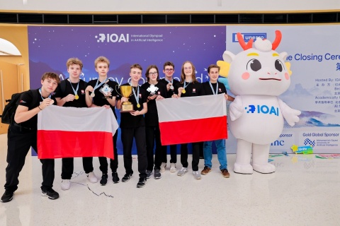 Sukcesy polskich uczniów w Olimpiadzie Sztucznej Inteligencji. W kadrze było dwóch toruńskich licealistów
