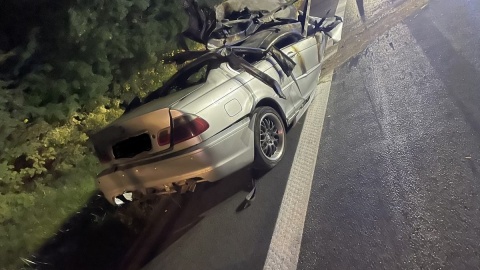 Policjanci wyjaśniają przyczyny wypadku koło Lipna. Kierowca nie żyje, auto stanęło w płomieniach