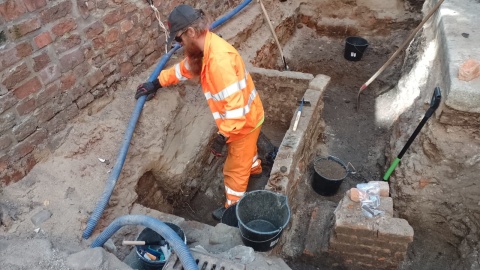 Co kryje dziedziniec Domu Mikołaja Kopernika Rozpoczęły się badania archeologiczne