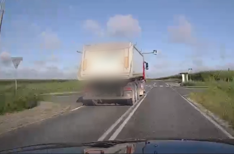 Niebezpieczna jazda ciężarówki w Wieszkach. Policja ustala, kto siedział za kierownicą [wideo]